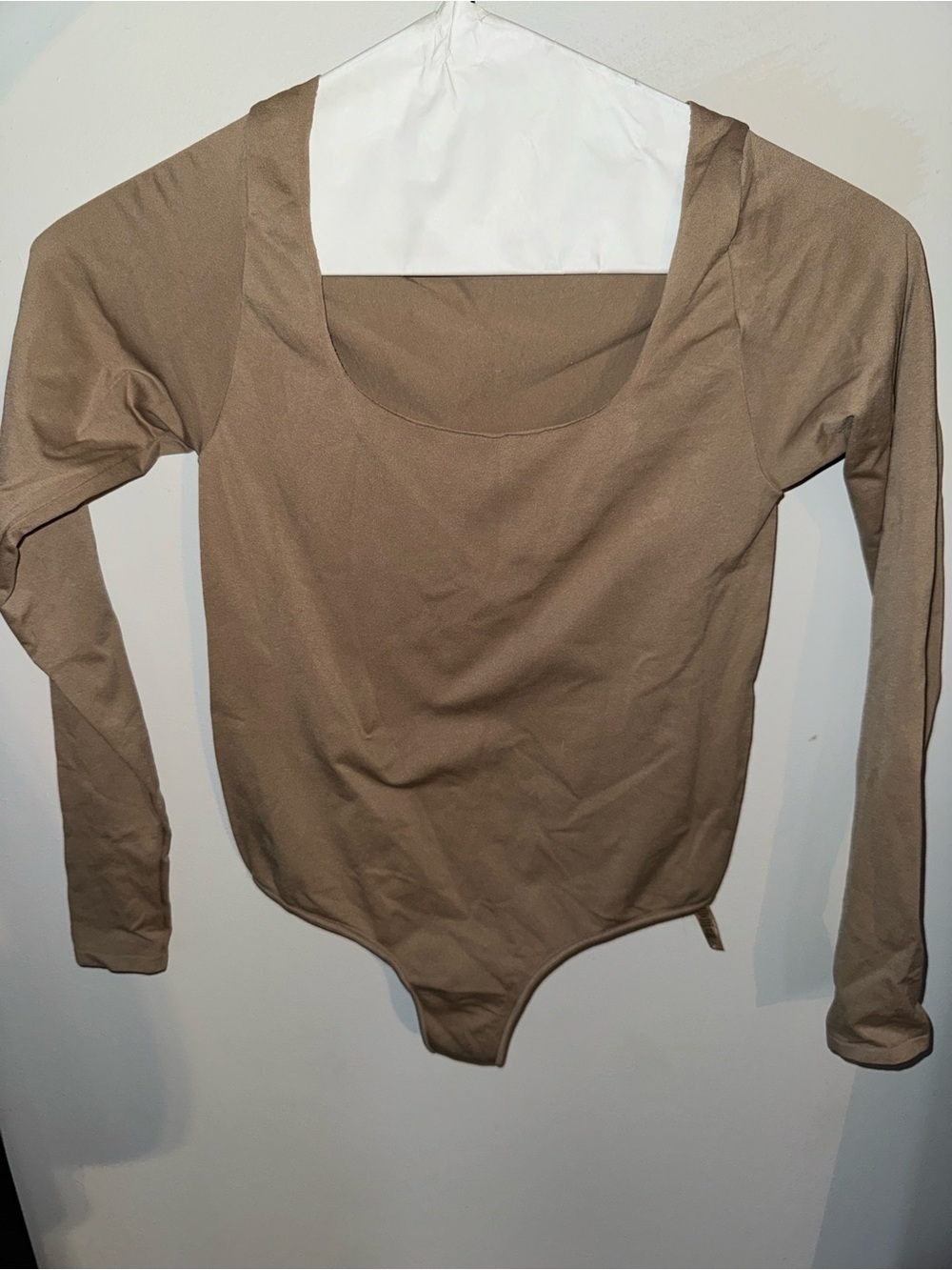 SKIMS Scoop Neck Long Sleeve Bodysuit - Taupe Brown